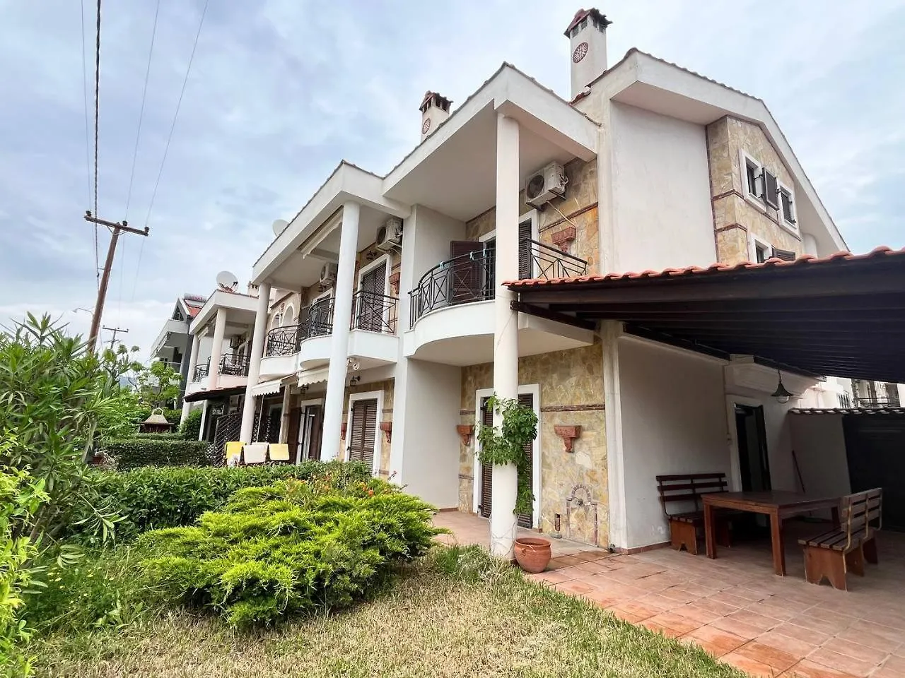 Arisha-Nikiti Villa